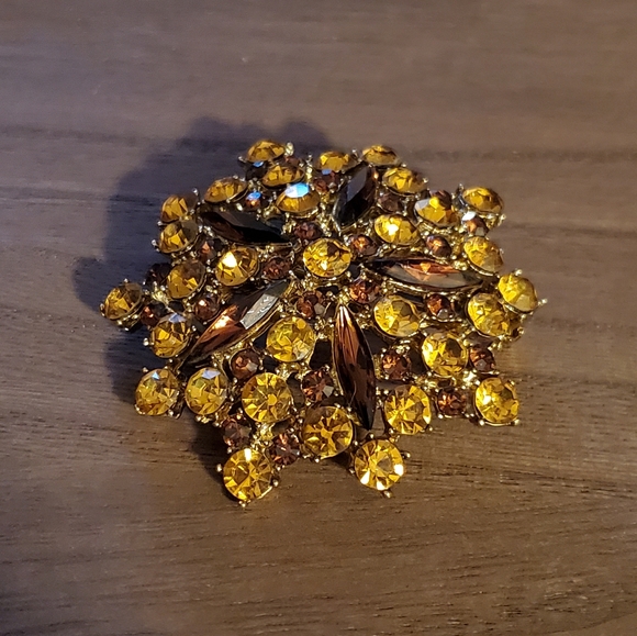 Vintage Flower Brooch - Picture 9 of 17